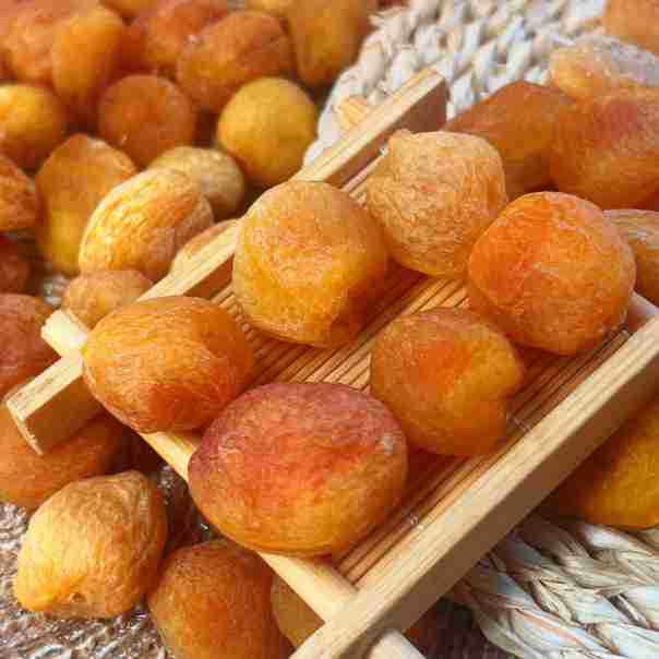 小白杏干新疆特产天然果干库车小白杏干杏包仁树上吊干杏农家杏干