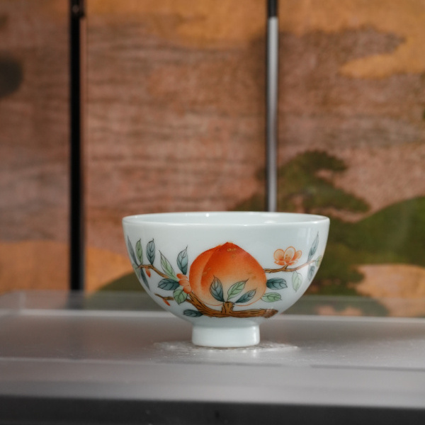 立勤堂釉里金粉彩桃子鸡心杯