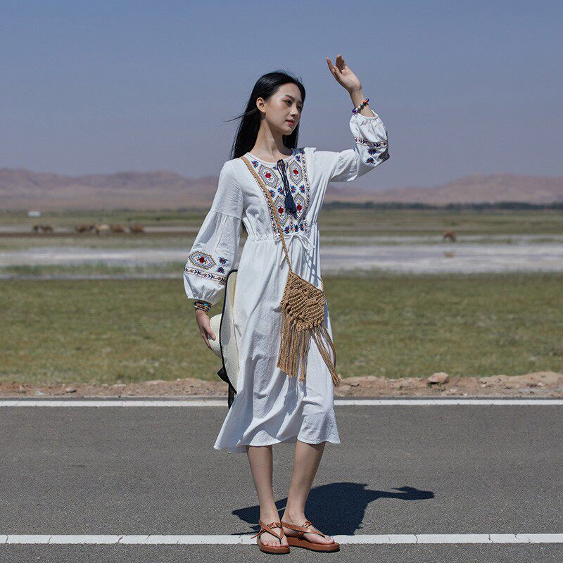 民族风连衣裙女装云南棉麻青海湖大西北海边度假长裙白色沙滩裙子