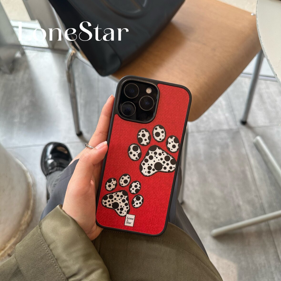 LoneStar原创仿布纹布贴小狗脚印斑点撞色简约黑边亚克力磨砂全包适用17promax大孔手机壳