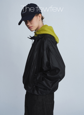 The fewfew 进口尼龙面料金属肌理感立体花苞剪裁廓形连帽外套