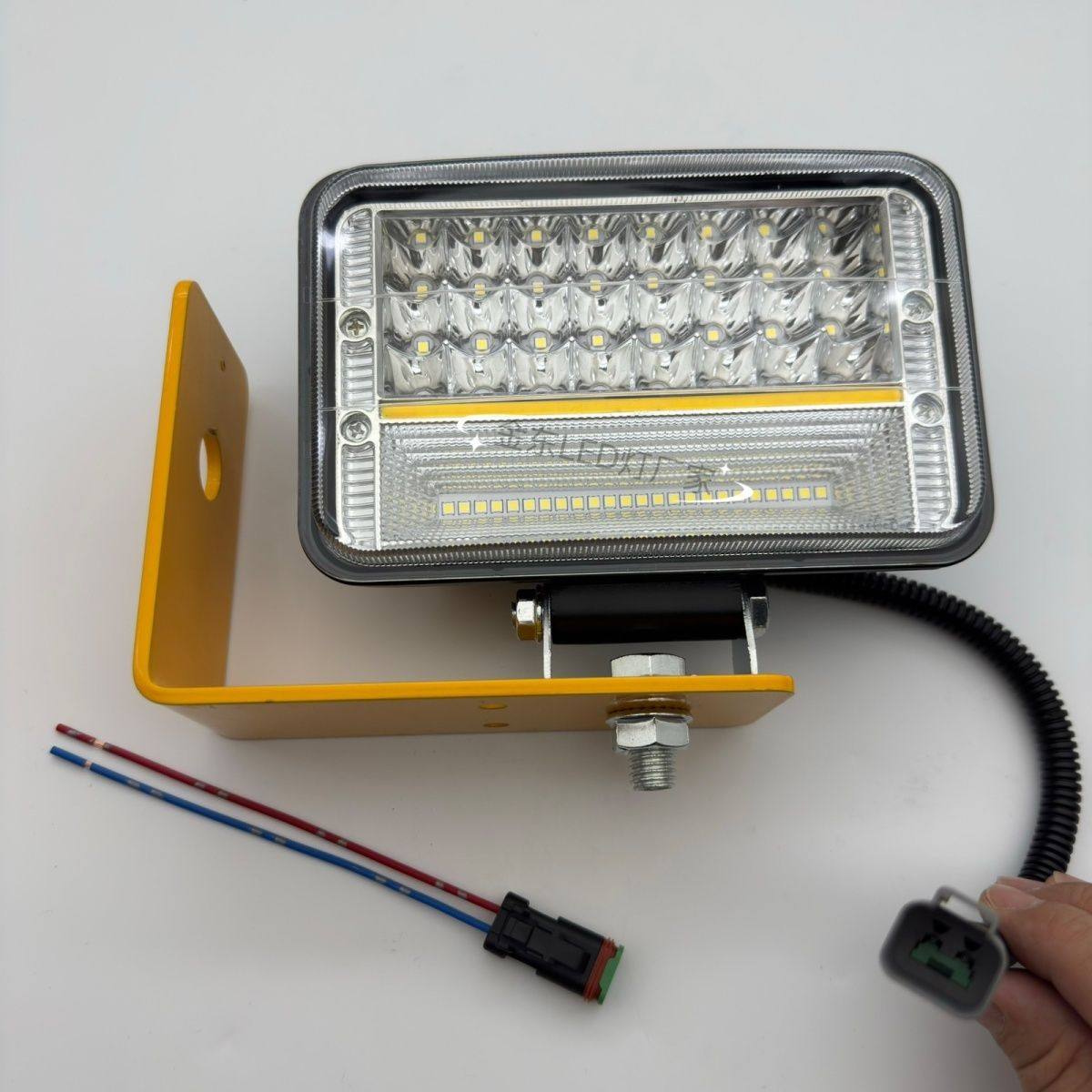 挖掘机大臂灯挖机灯12伏24伏led灯强光灯散光大灯超亮防水带支架,汽车零部件/养护/美容/维保,LED射灯,淘宝优惠券,粉丝福利购,淘宝优惠卷