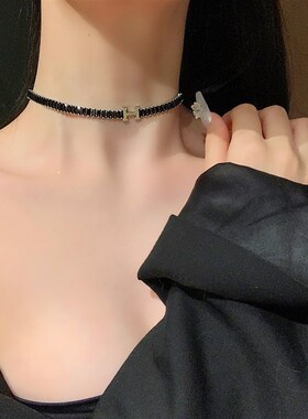 速发H黑色字母项链高级设计感轻奢小众锁骨链辣妹脖颈链甜酷项圈