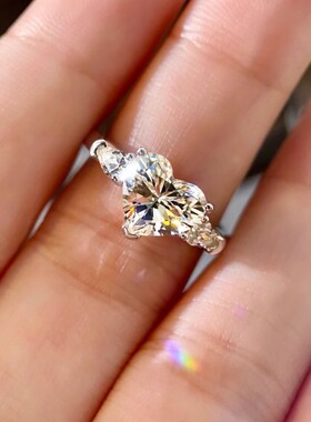 银镀18k金轻奢经典爱心三石戒指