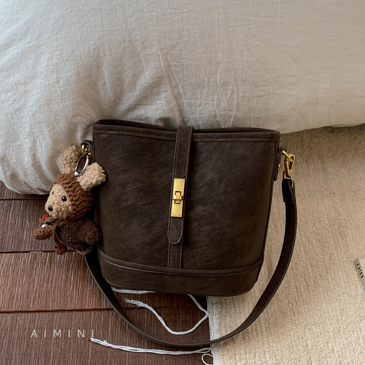 复古小众水桶包女小包2025冬季新款时尚百搭日常通勤单肩斜挎包