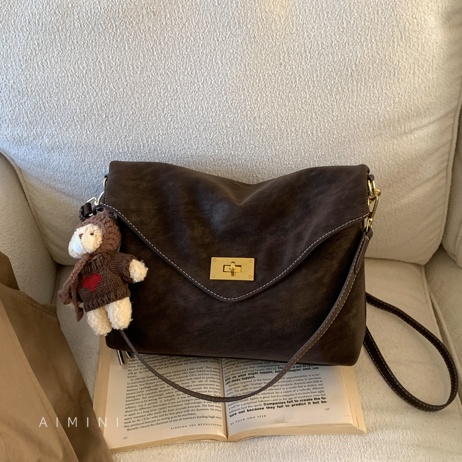 复古锁扣翻盖信封包女斜挎包2025冬季新款时尚百搭日常通勤单肩包