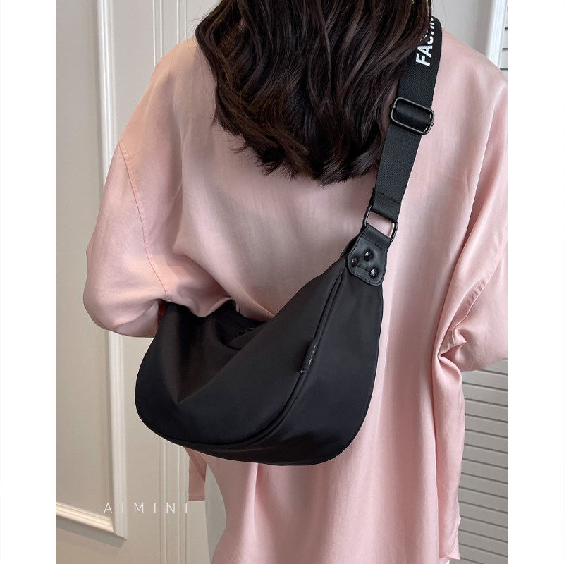 尼龙布饺子包帆布斜挎包女2023新款简约百搭休闲通勤黑色单肩包