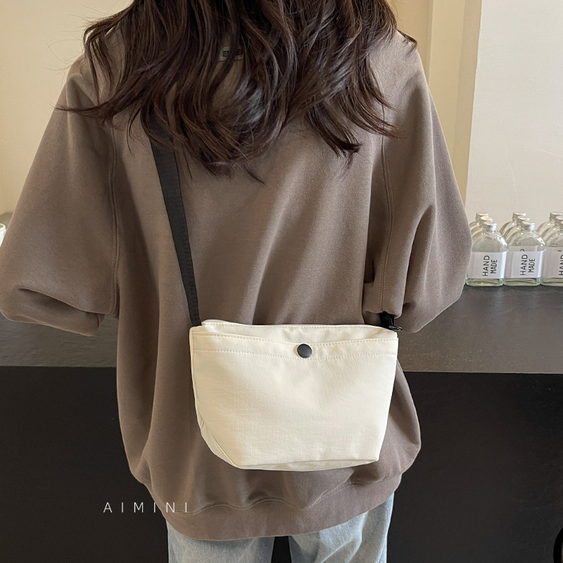 轻便尼龙斜挎包女夏日散步小包手机包2025新款休闲简约百搭单肩包