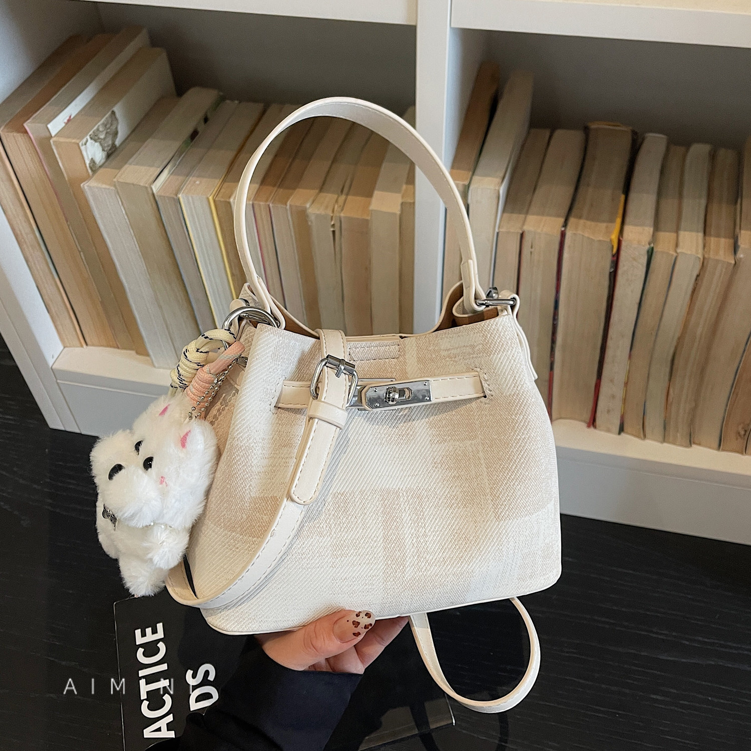 高级感小众水桶包女手提小包2026春季新款时尚百搭日常通勤斜挎包