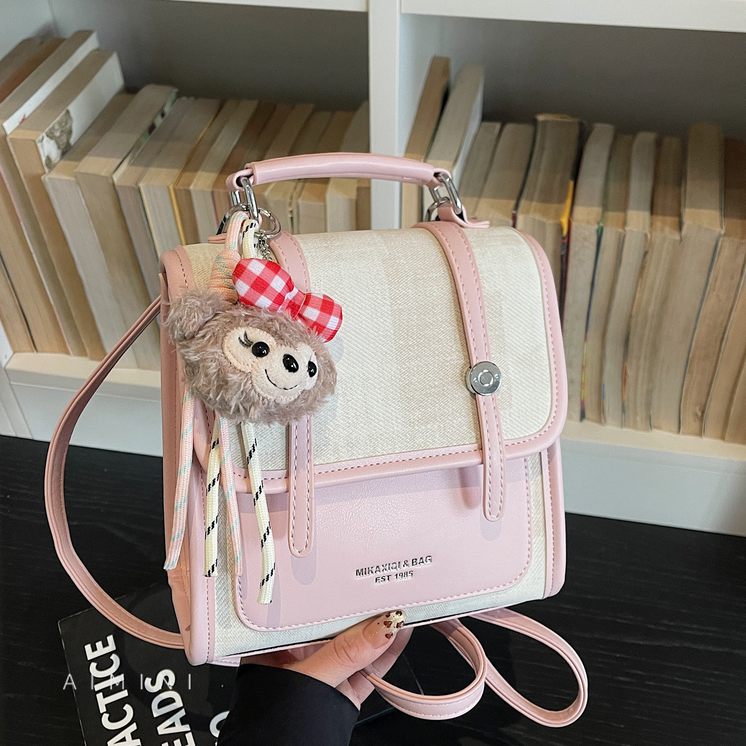 小众撞色双肩包女小型2026春季新款百搭学院风翻盖小背包斜挎包