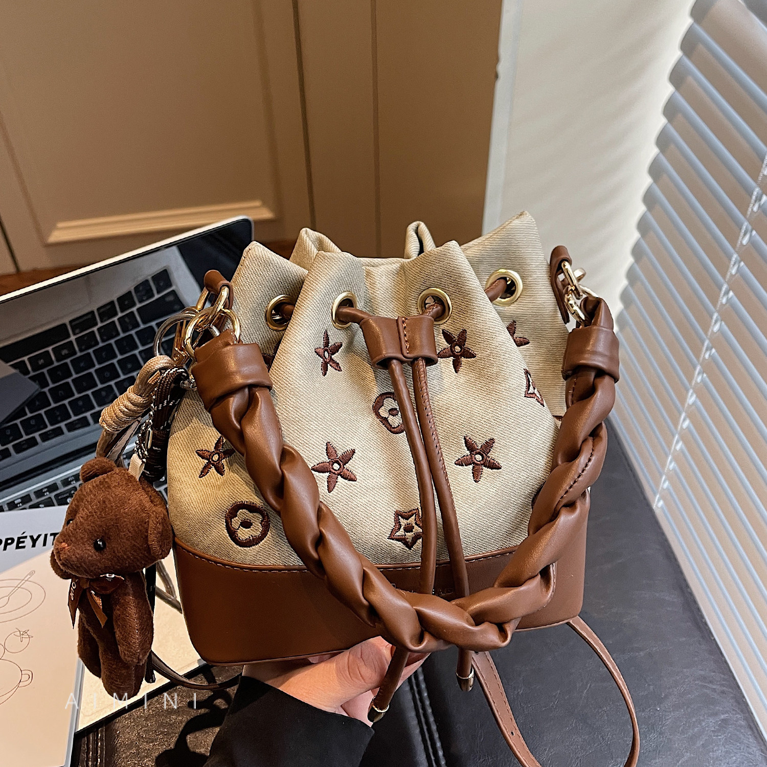 复古高颜值刺绣水桶包女手提包2025冬季新款时尚百搭日常斜挎包,箱包皮具/热销女包/男包,水桶包,淘宝优惠券,粉丝福利购,淘宝优惠卷