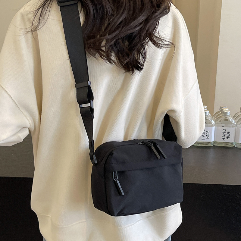 尼龙斜挎包女轻便超轻小包手机包2025春夏新款休闲百搭旅游单肩包