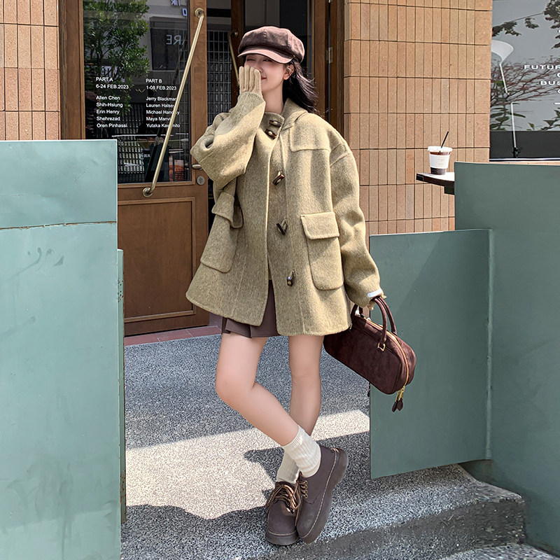牛角扣绿色连帽斗篷毛呢外套女秋冬超火好看高级小众加厚妮子大衣,女装毛呢外套,2C036