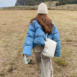 高级感蓝色蝴蝶结印花休闲羽绒服女2025冬季新款超好看气质面包服图片