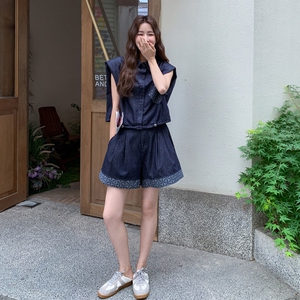 深蓝色休闲牛仔套装女夏新款轻薄时尚洋气印花无袖衬衫短裤两件套图片