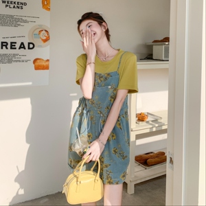 休闲T恤牛仔碎花背带裤套装女夏小个子两件套ootd减龄穿搭巨好看图片