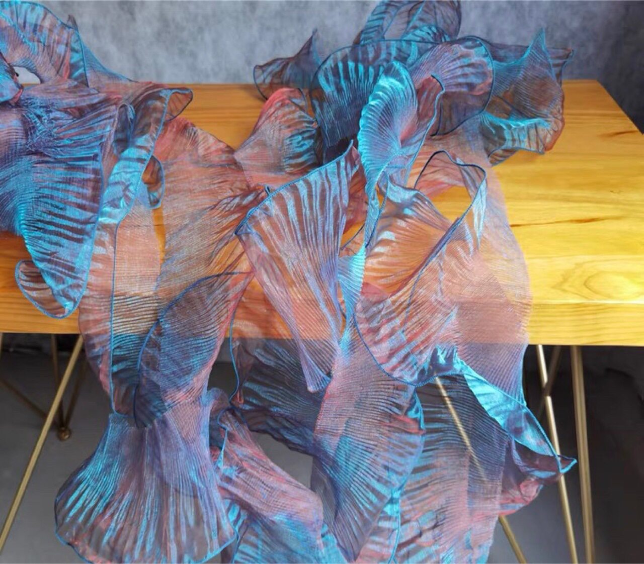 麋鹿古蓝色渐变幻彩欧根纱荷叶波浪大花边辅料连衣裙服装褶皱布料