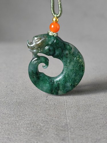 独山玉冰底老天蓝料仿古玉猪龙，温润细腻，古朴厚重，工艺精致
