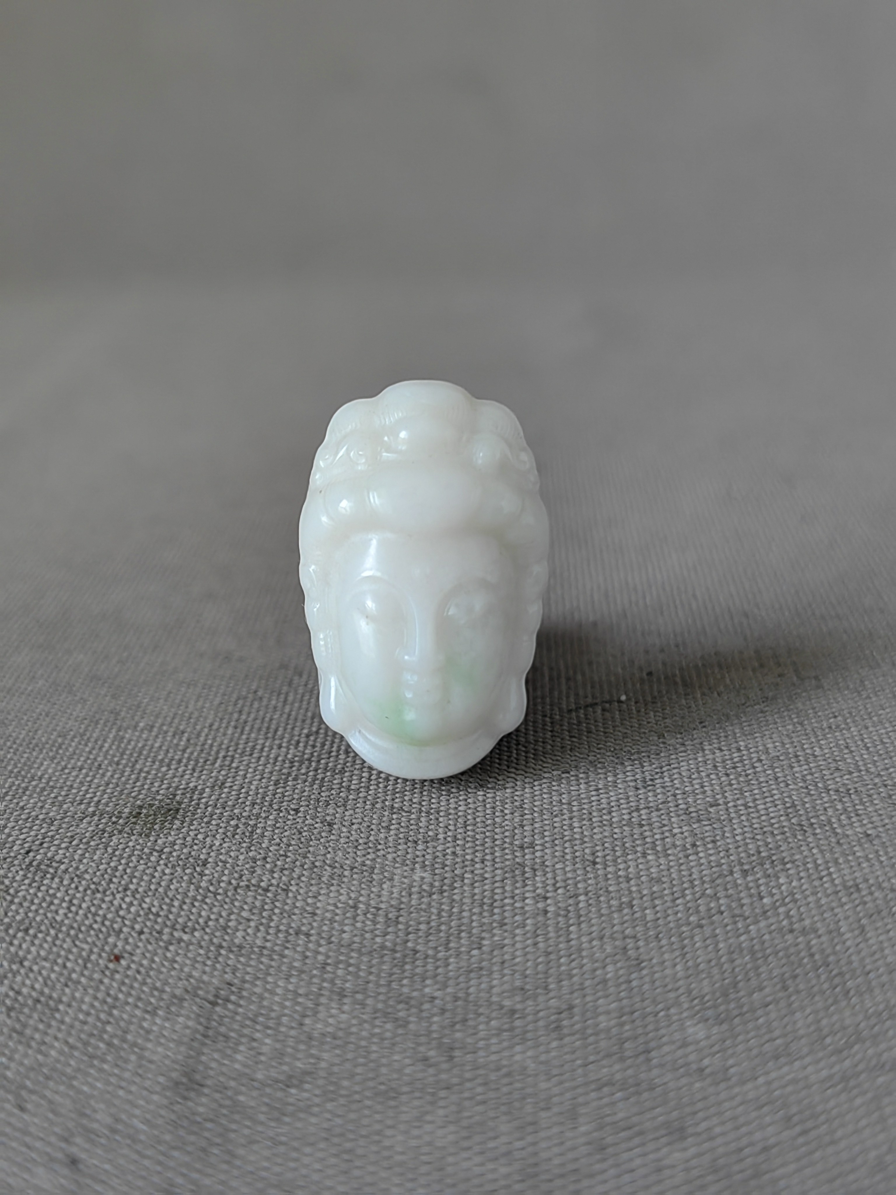 独山玉老白飘翠料观音头像，滋润细腻，工艺精美，2.4*1.6*1厘米