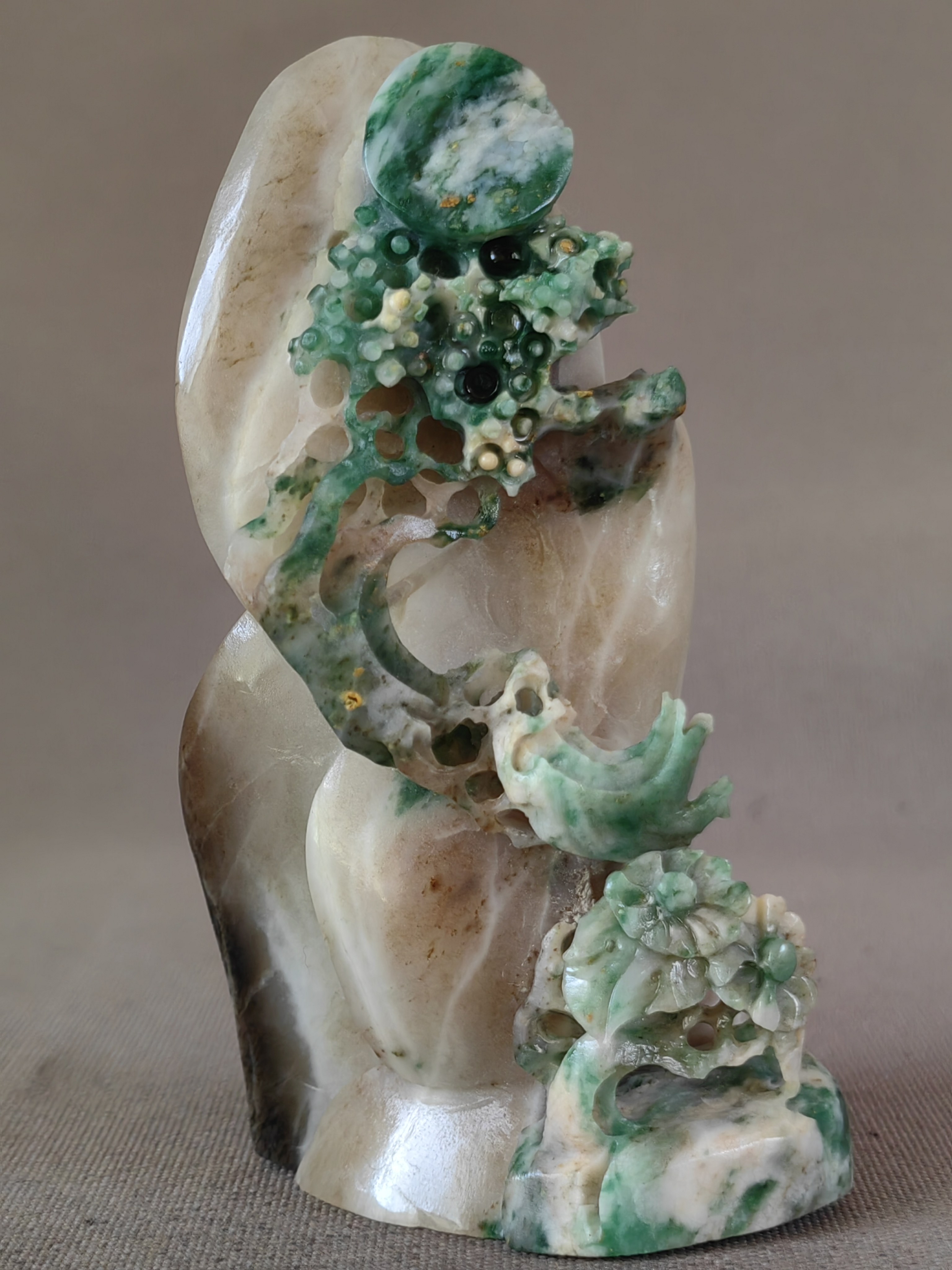 独山玉收藏级老糖天蓝料旭日东升摆件，老工老料，工艺精细