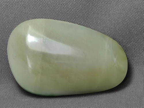 独山玉老透水浅黄加绿白料抛光原石吊坠