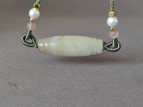 独山玉收藏级冰底浅鸡油黄带浅糖九眼天珠，色俏色柔，温润细腻