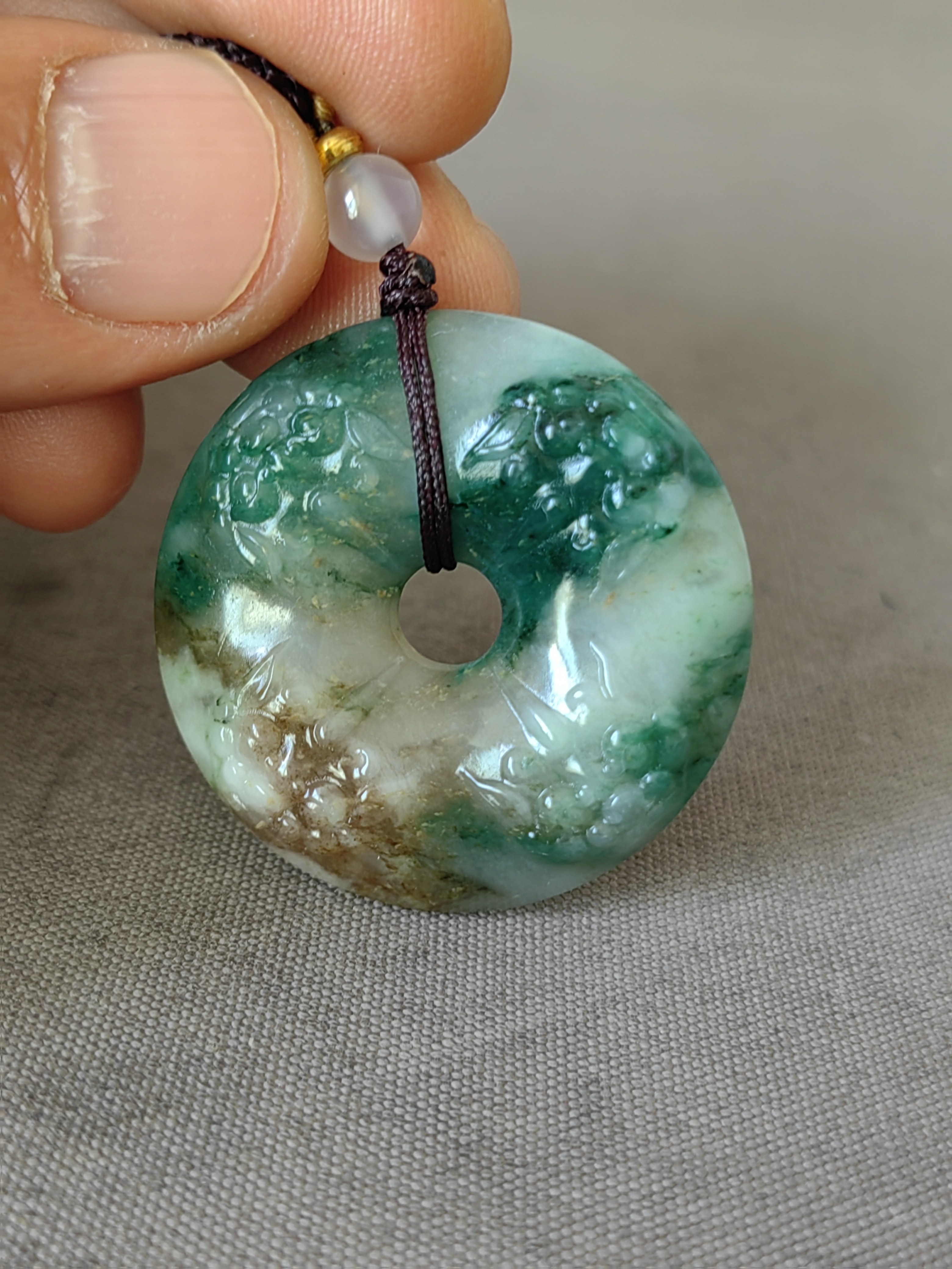 独山玉收藏级冰底老天蓝糖仿古兽面纹平安扣，色彩斑斓，冰润细腻