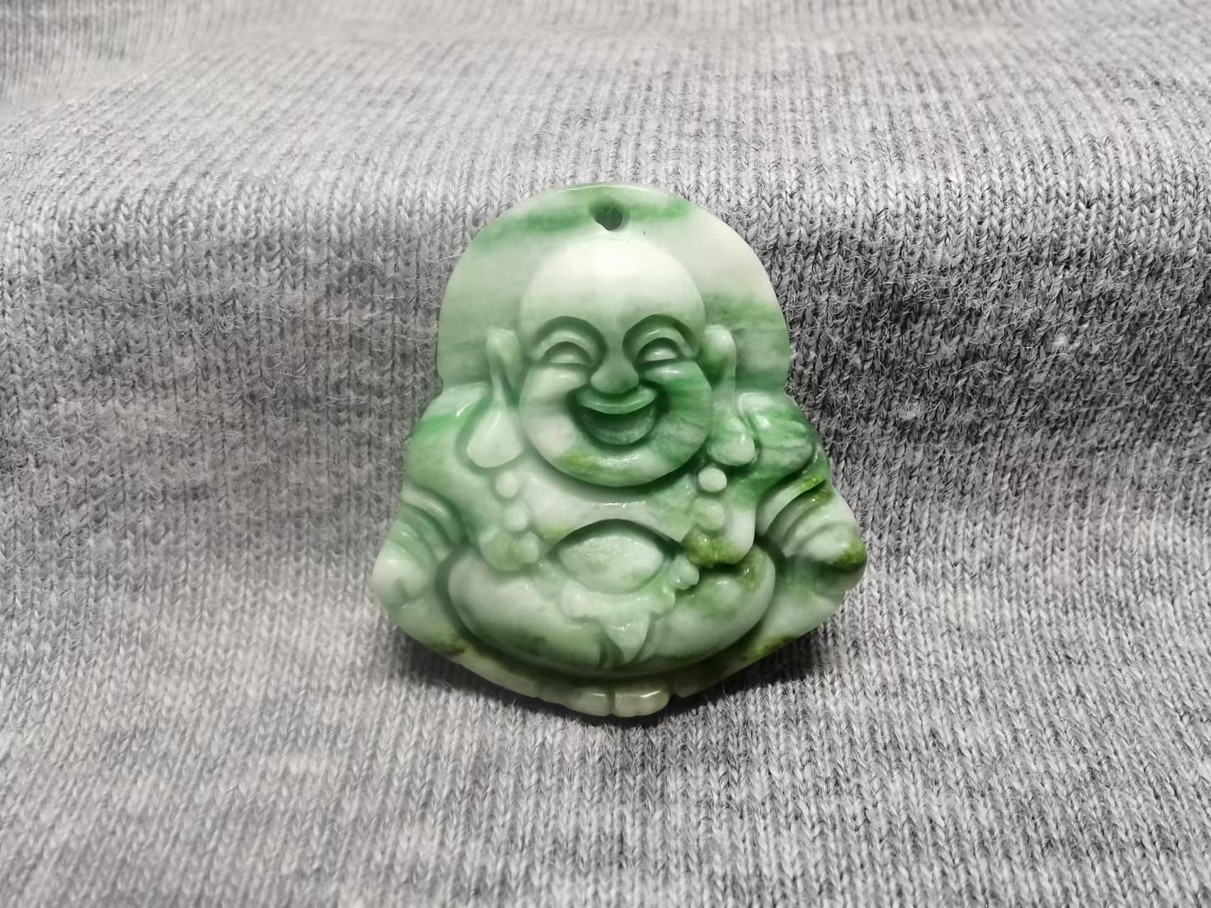 独山玉经典老绿白料---佛背面是一幅水草丰美的自然画