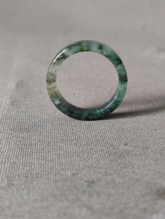 独山玉冰底老白天蓝糖料戒指，冰润细腻，中规中矩，圈口1.8厘米