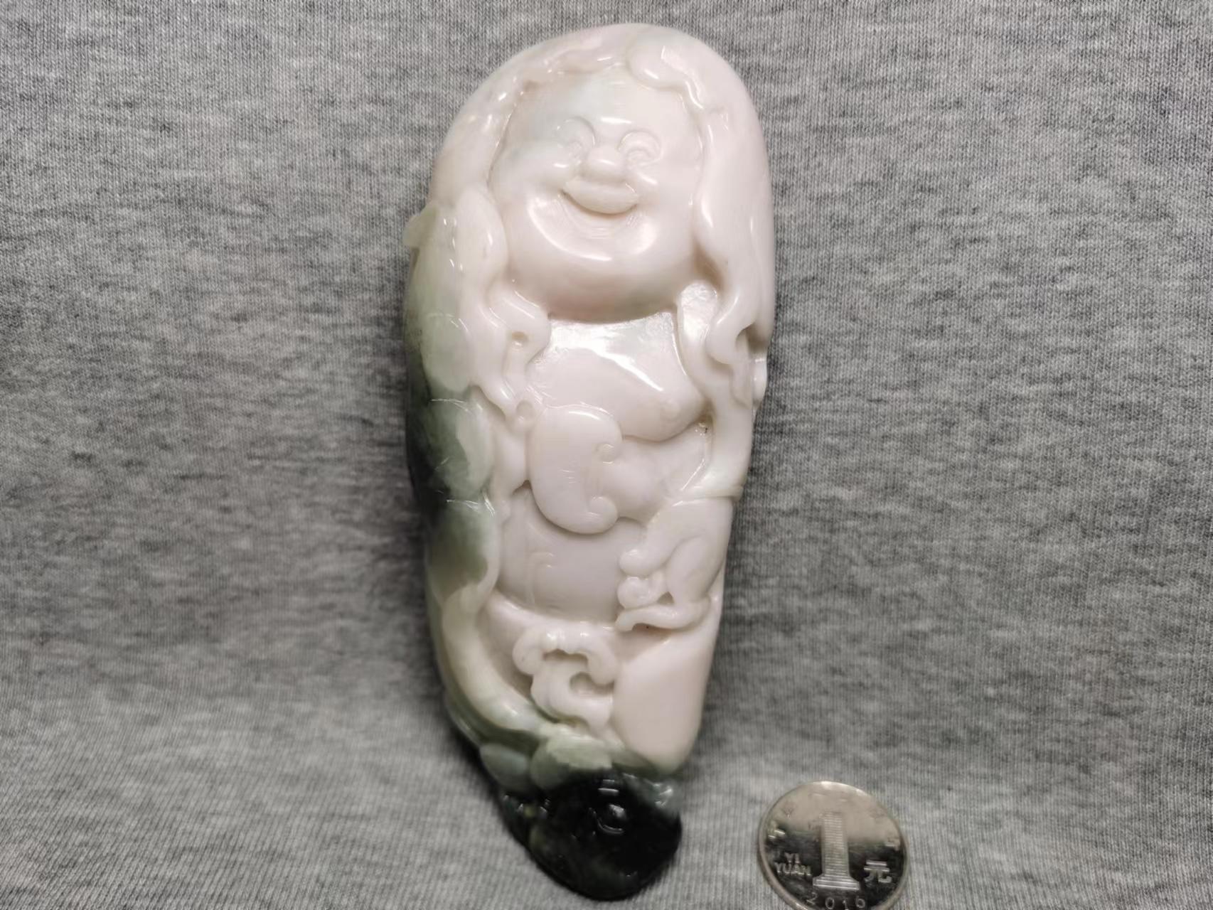 独山玉鸿运缠身笑佛 ，整体浅粉红带点黑色料 玉石见红，与众不同