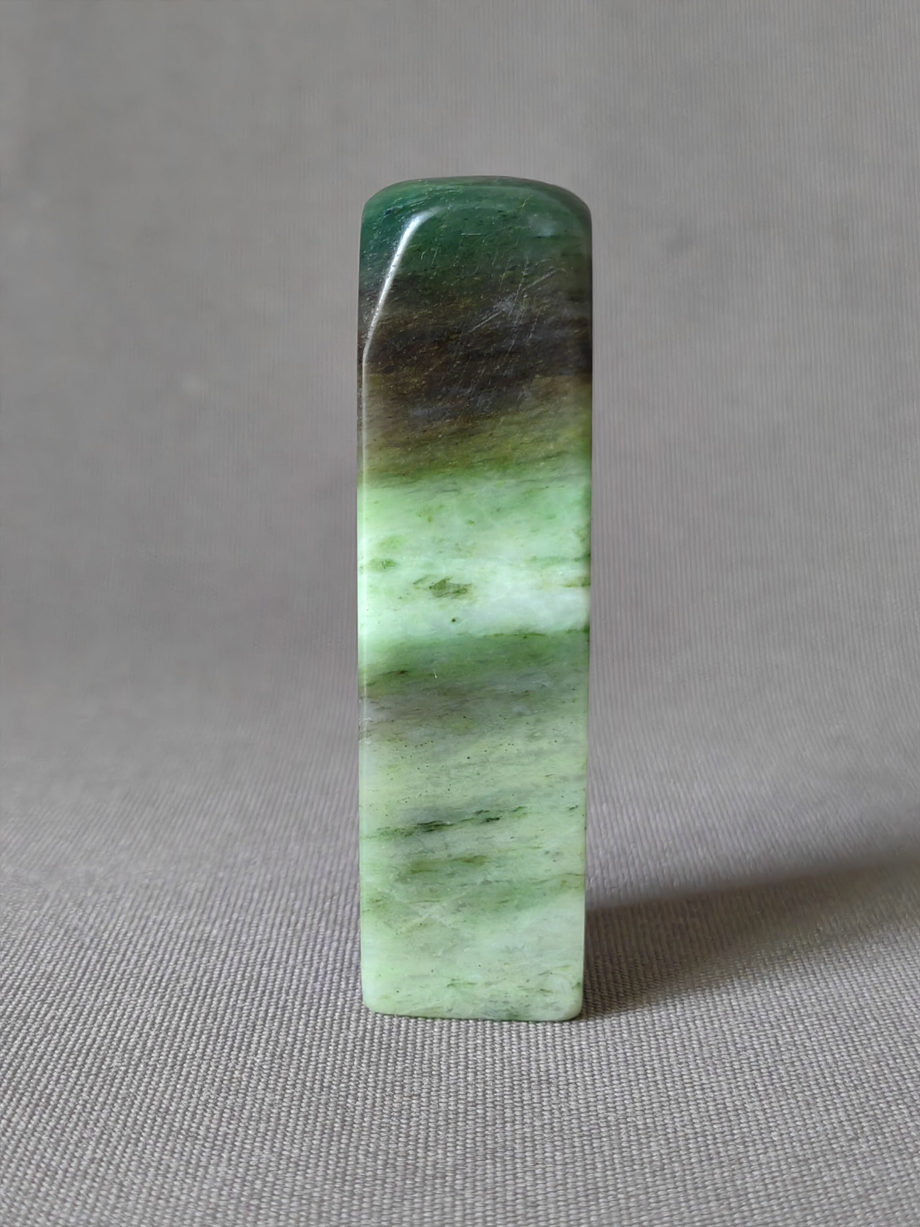 独山玉老绿白天蓝料山水美境章，滋润细腻，色泽鲜艳