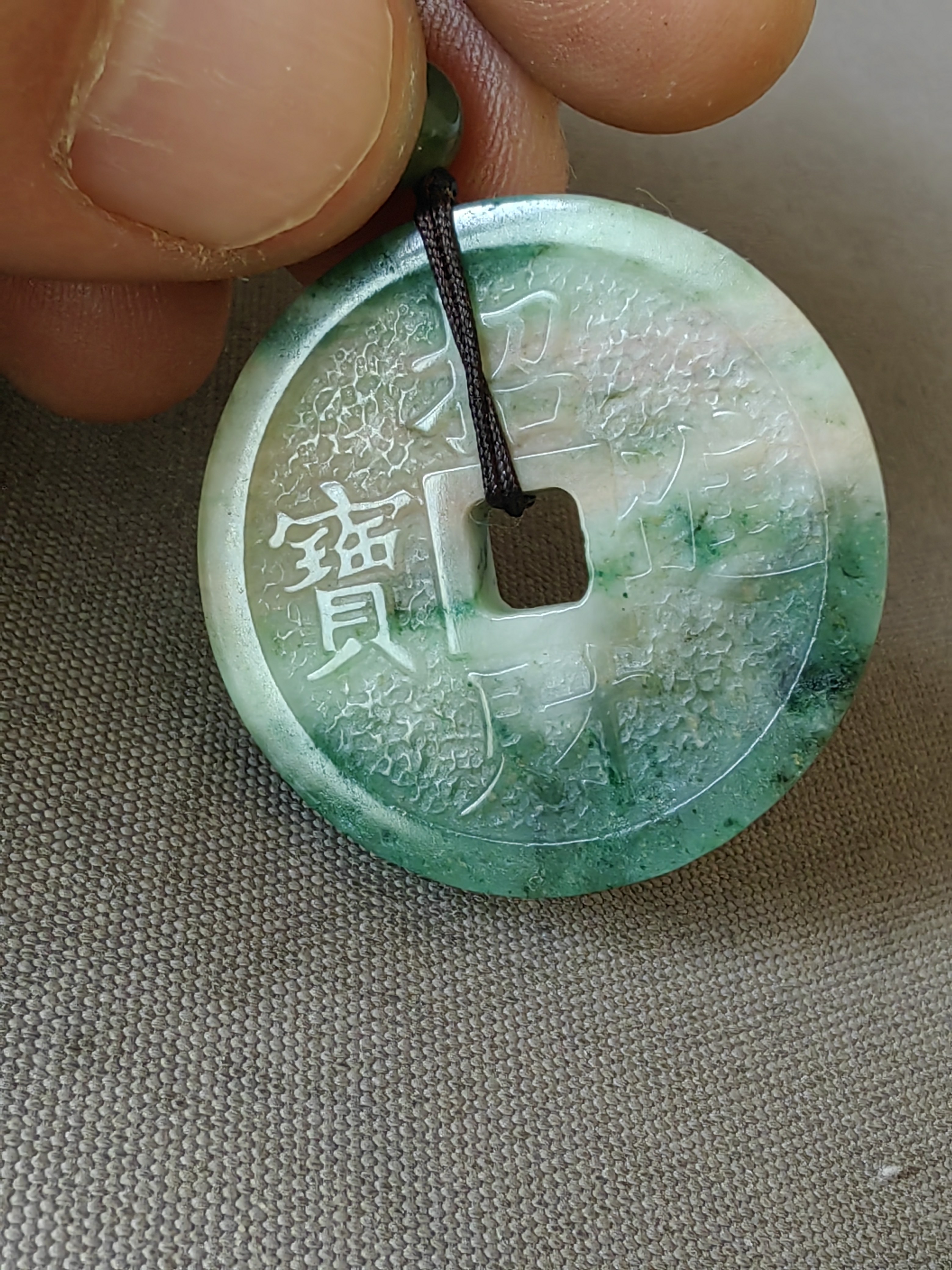 独山玉老天蓝果绿稀缺姜黄料招财进宝平安扣，色彩鲜艳，工艺精美