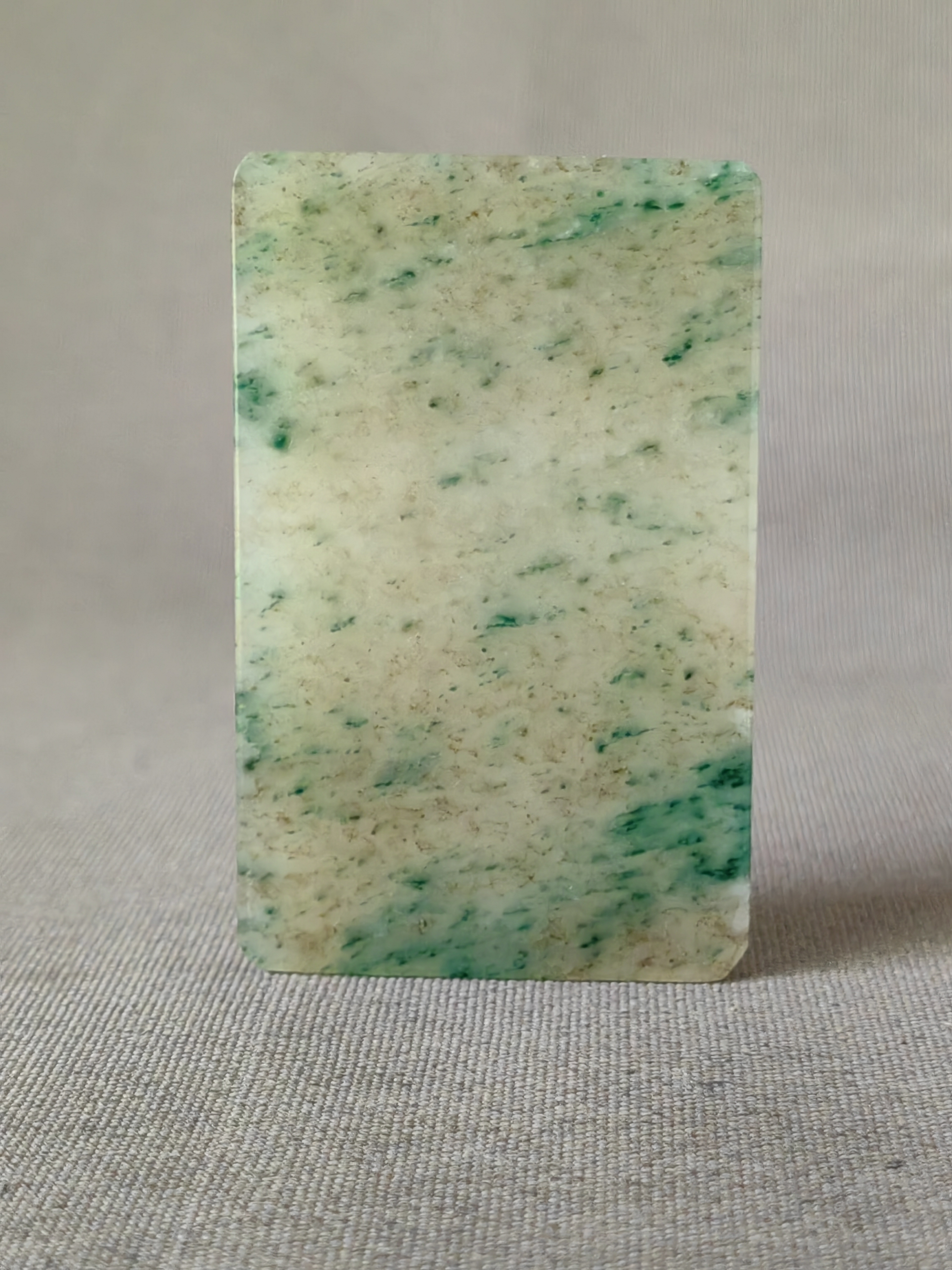 独山玉经典冰底老浅糖飘翠料平安无事牌，冰冰润润，色翠色柔