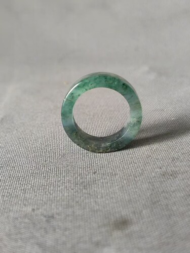 独山玉冰底老水洞白天蓝料戒指，圈口1.6厘米，冰润细腻，绝产料