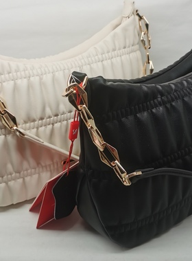 意尔康复古褶皱链条法棍腋下包包百搭小众质感单肩斜挎包51Y20135