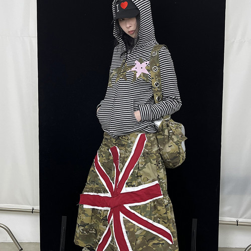 条纹印花带帽卫衣女休闲长袖