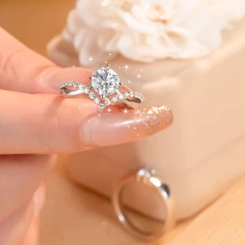 莫桑石对戒情侣钻戒为爱加冕女纯银求婚结婚一对戒指仿真人造钻石