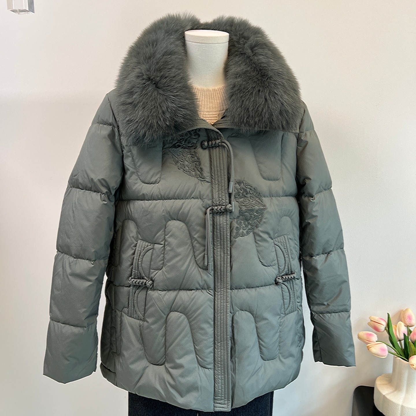 妈妈冬装羽绒服女加厚保暖上衣