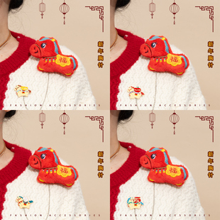 新年中国风春节红色小马毛绒胸针链条挂件马年吉祥物别针装饰配饰