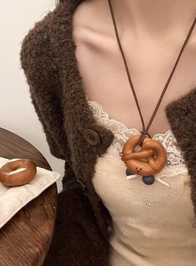 牛角包仿真树脂牛角包项链长款项链独特挂脖毛衣链麂皮绳碱水结