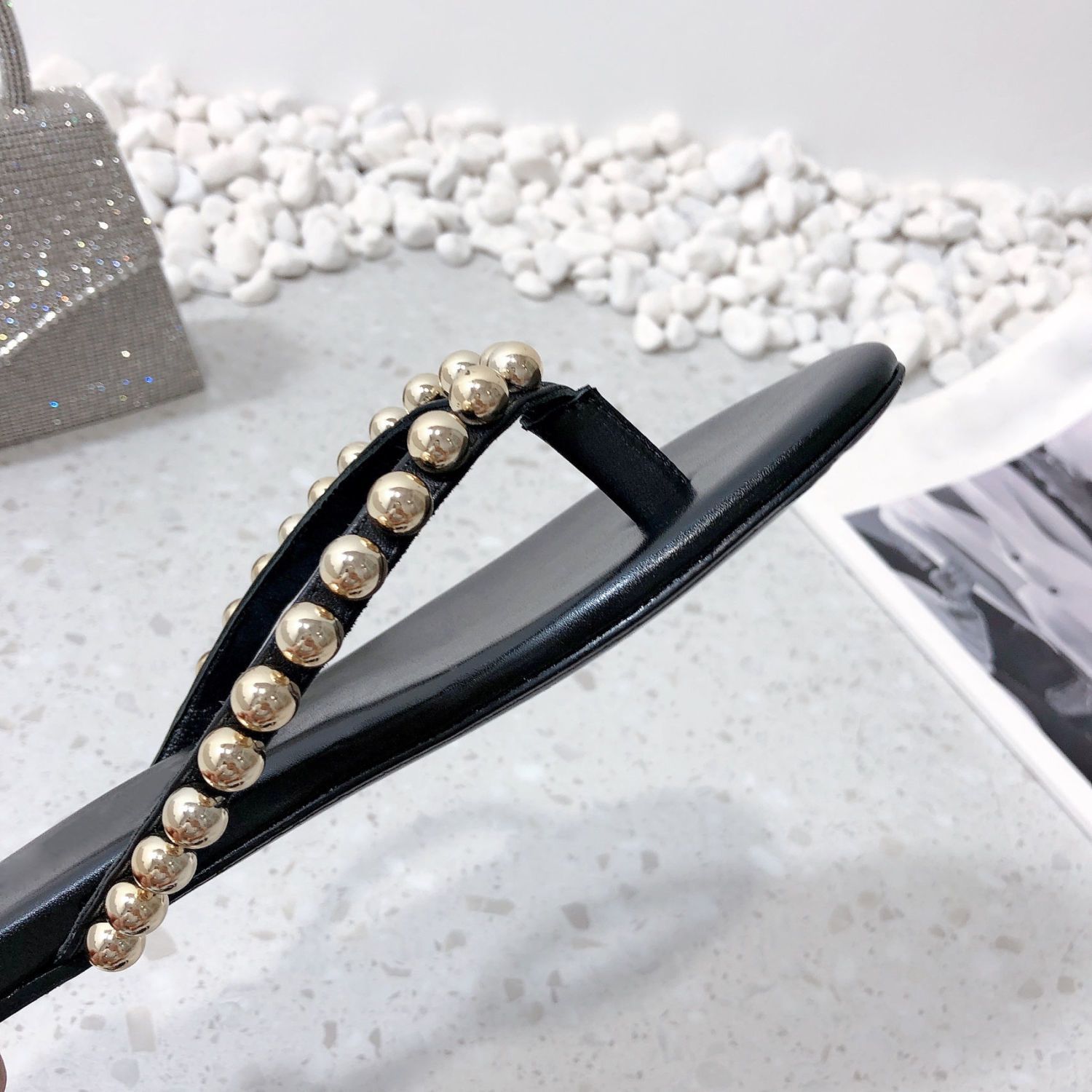 沙滩人字拖鞋女外穿高级感2025夏季新款平底防滑时尚网红夹趾凉拖