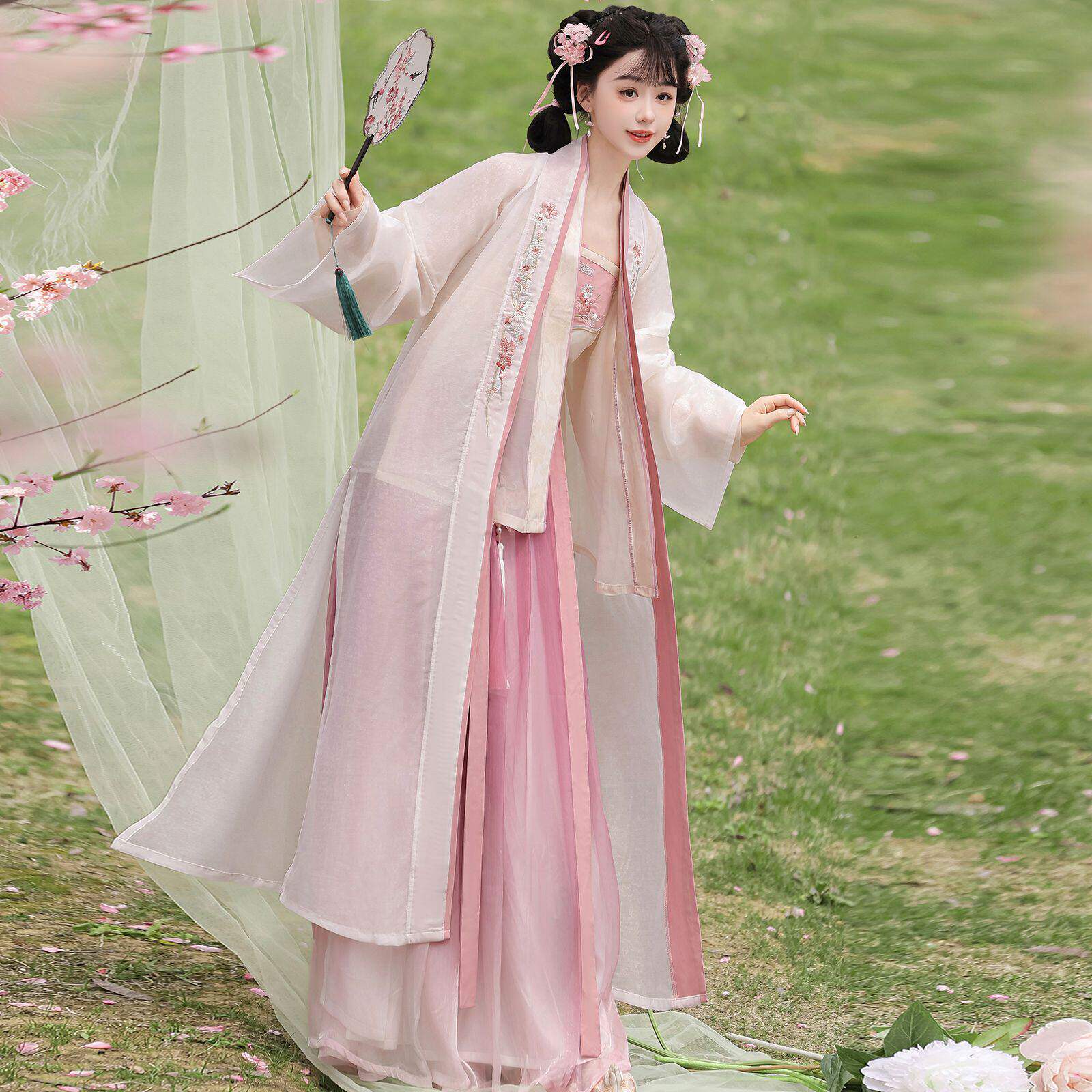 粉樱唐制齐胸渐变刺绣汉服襦裙