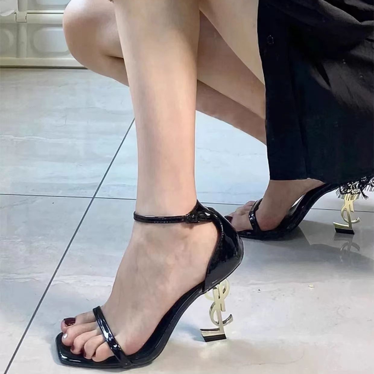 杨树林黑色一字带凉鞋女细跟黑色漆皮方头性感露趾绝美字母高跟鞋