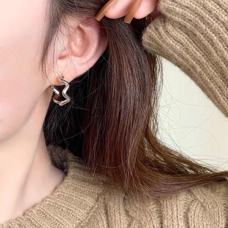925银女个性波浪形耳圈设计感