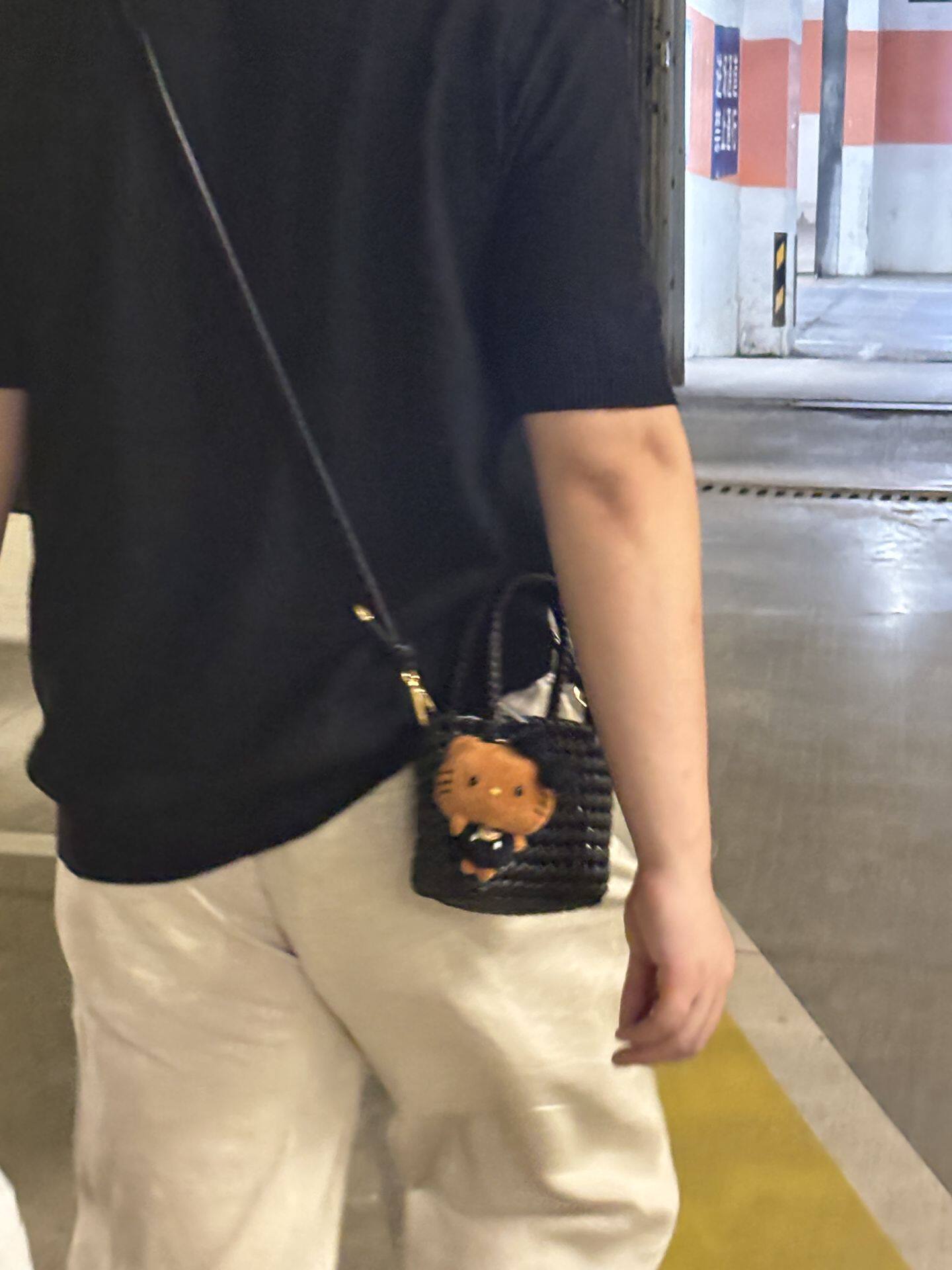 手工编织毛线钩织hellokitty猫手机包可爱卡通小包