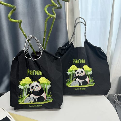 2026新款防水熊猫高圆圆同款日系小众单肩刺绣尼龙购物袋斜挎布袋