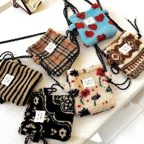 2025新款网红毛绒彩虹波点可爱小包包单肩斜挎包逛街随身收纳袋