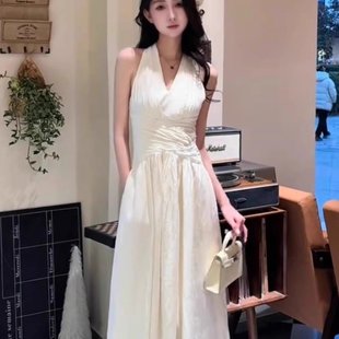 海边度假风V领挂脖连衣裙女夏季 气质好看长裙子 大码 胖mm收腰法式