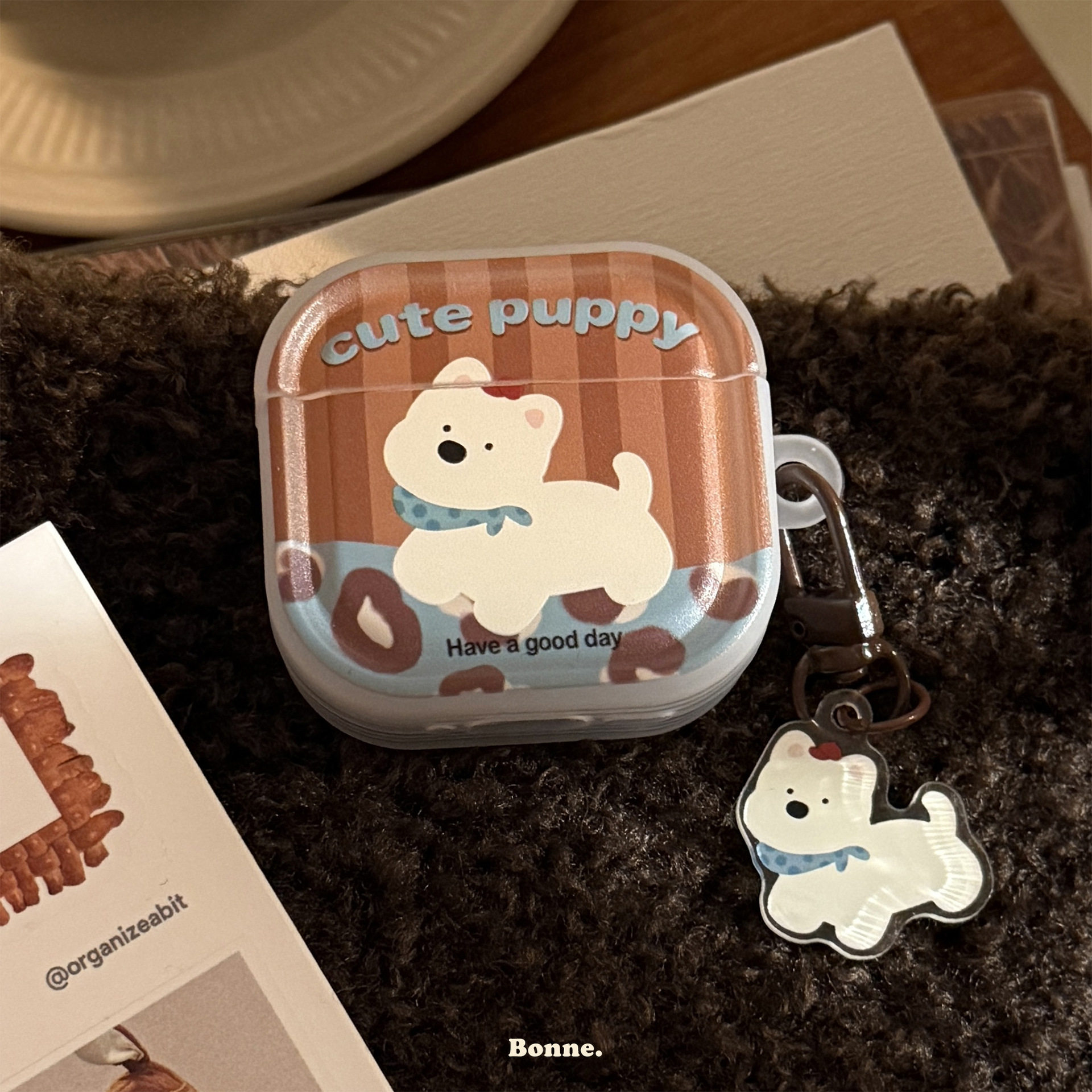 复古棕色围巾小狗适用苹果AirPods pro保护套3代壳AirPods4耳机pro2磨砂硅胶保护壳全包防摔三代四代二代挂件