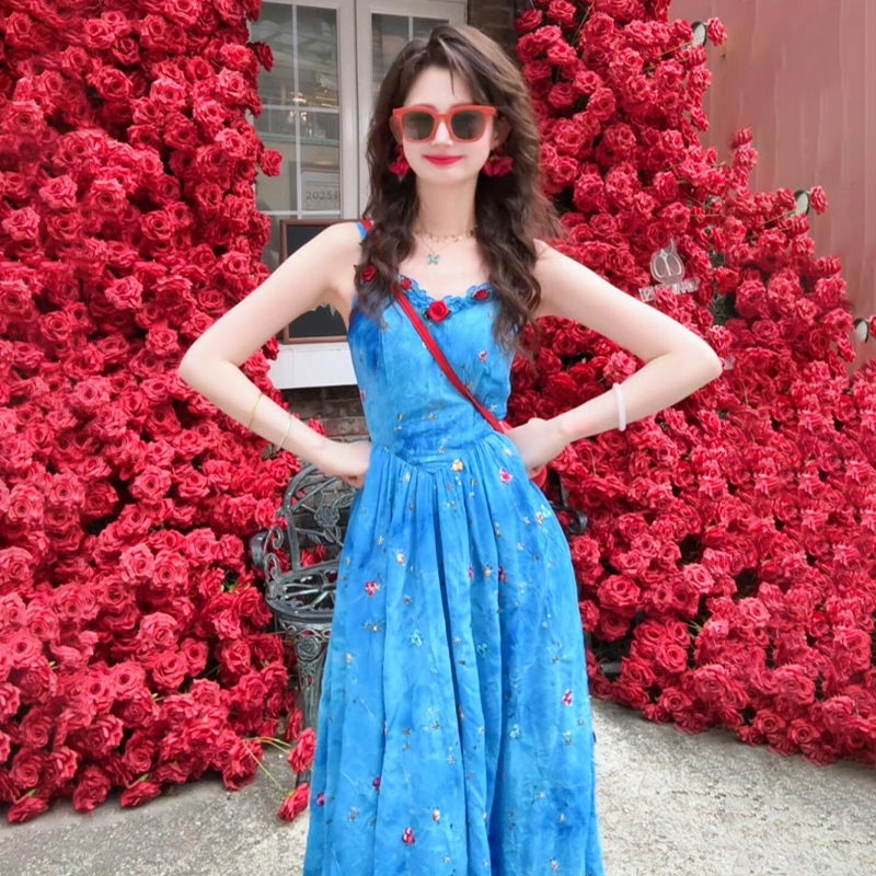 法式度假风蓝色吊带连衣裙子女夏季2025新款绝美掐腰显瘦碎花长裙